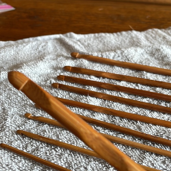10 Wooden Crochet Hooks - Picture 2 of 3